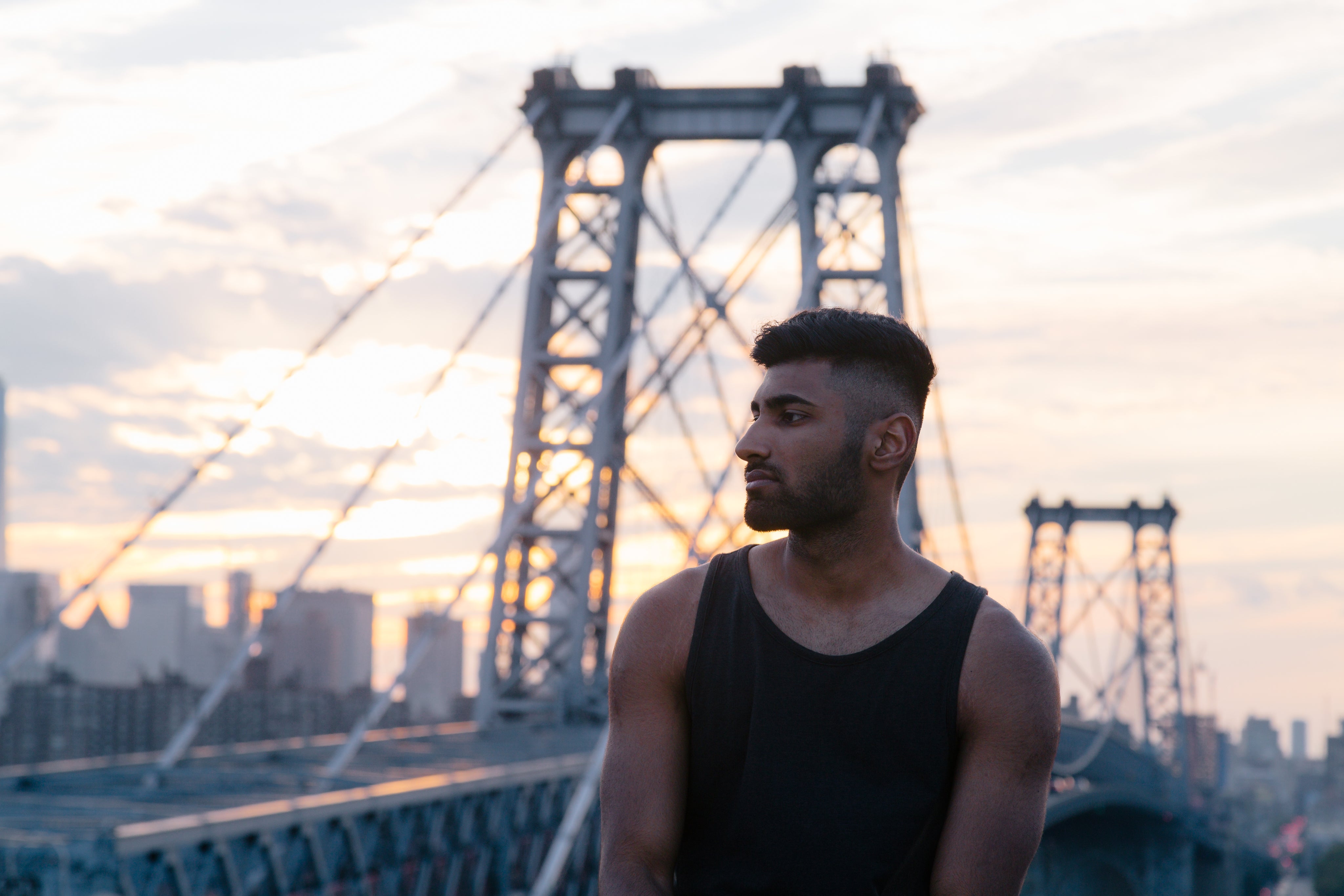 files/Homme_sur_pont_de_New_York.jpg